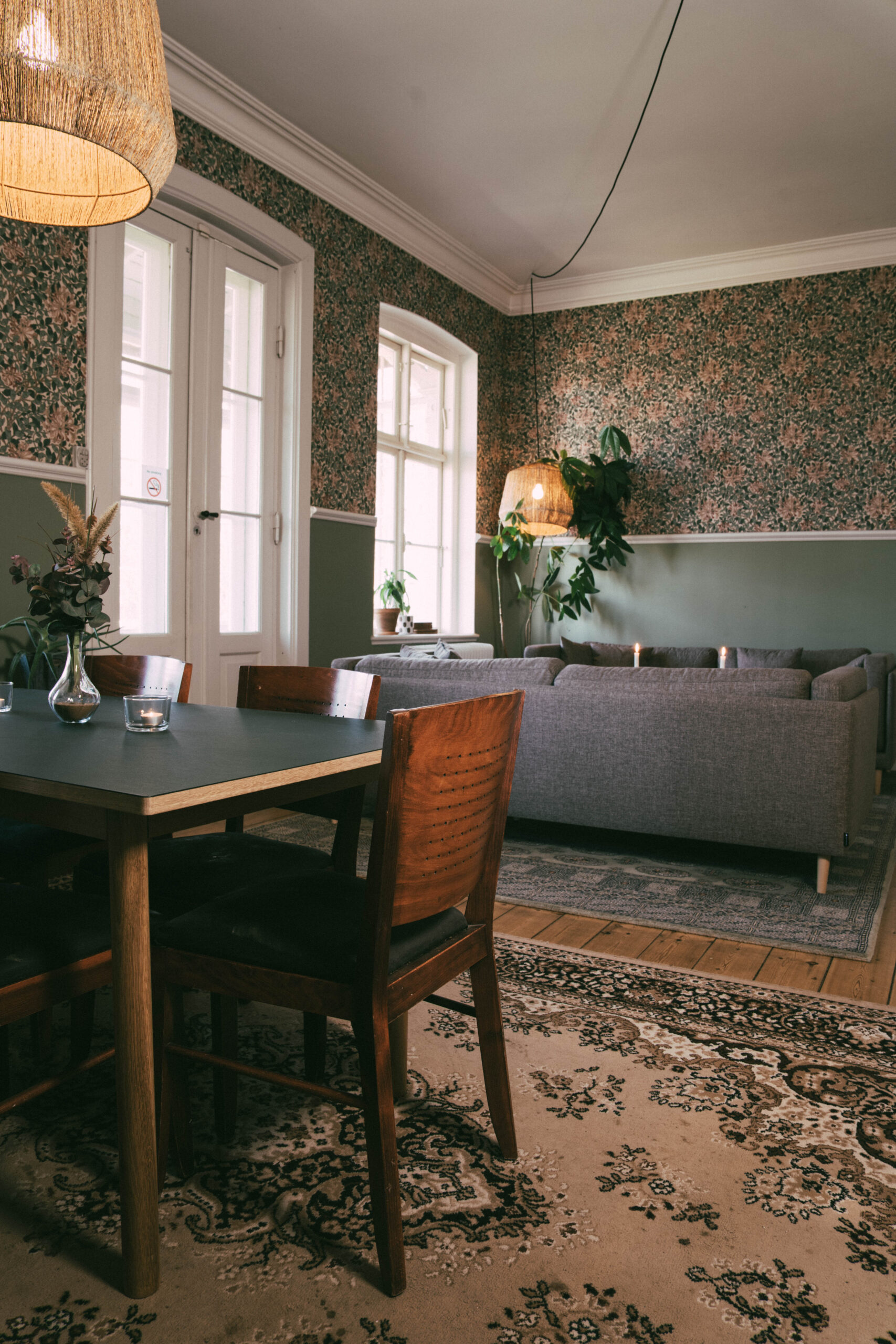 Stuen i Greenwood Cottage med sofa, lys og rolige omgivelser